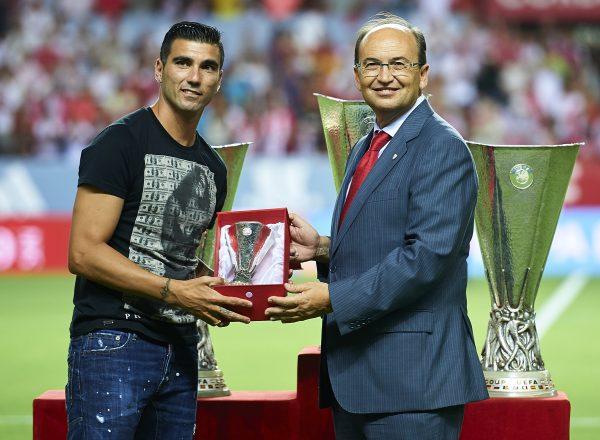 President of Sevilla FC Jose Castro Carmona poses with a plaque in tribute to Jose Antonio Reyes prior to the match between Sevilla FC vs FC Barcelona as part of the Spanish Super Cup Final 1st Leg at Estadio Ramon Sanchez Pizjuan in Seville, Spain on Aug. 14, 2016. (Aitor Alcalde/Getty Images