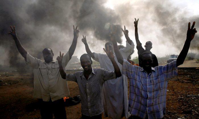 Sudanese Military, Protesters Sign Power-Sharing Document