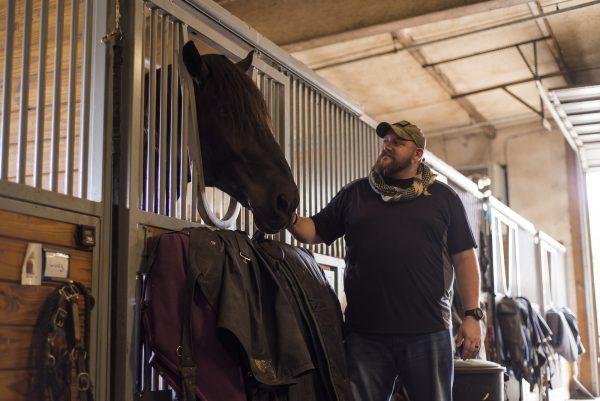 A veteran interacting with one of the horses. (Courtesy of the Man O' War Project)