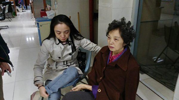 On the fifth day in the hospital, Tan Mingxiu's (right) health continued to deteriorate after receiving the herbal drug injection treatment. (Photo provided by Tan's family/The Epoch Times)