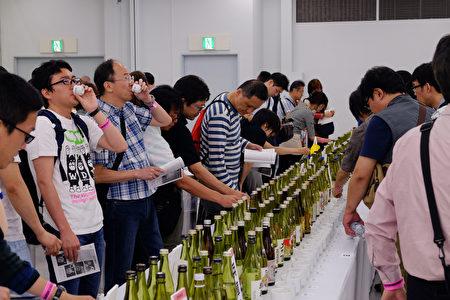 Tasting sake from all over Japan. (The Epoch Times)