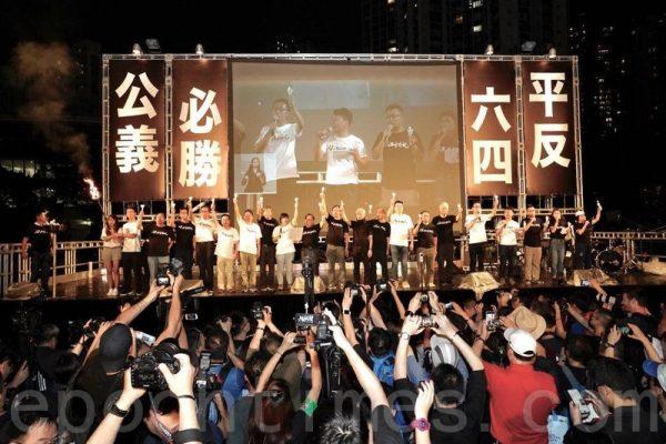 More than 180,000 people attended the candlelight vigil to commemorate the 30th anniversary of the June 4th incident in Victoria Park, Hong Kong. (Li Yi/The Epoch Times)