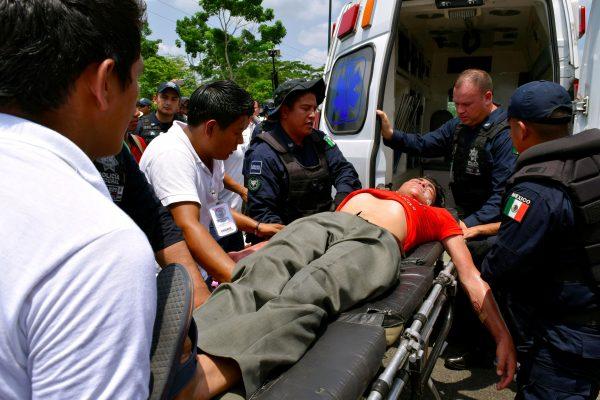 An injured migrant receives medical attention during a joint operation by the Mexican government to stop a caravan of Central American migrants on their way to the U.S., at Metapa de Dominguez, in Chiapas state, Mexico, on June 5, 2019. (Jose Torres/Reuters)
