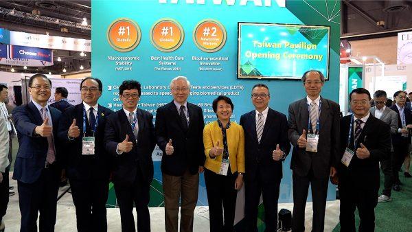 Taiwan Opening ceremony at the 2019 BIO International Convention. Tsung-Tsong Wu, Minister without Portfolio from Taiwan’s Executive Yuan (center), and Ambassador Lily L. W. Hsu, Director General of Taipei Economic and Cultural Office in New York (fourth from right) with members of the Taiwan delegation. (ShengHua Sung/NTD Television)