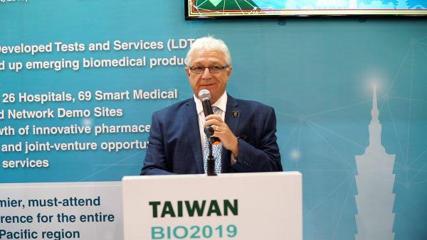 At the opening ceremony of the Taiwan Pavilion, James C. Greenwood, CEO of the Biotechnology Innovation Organization, announced that he will host Bio Asia-Taiwan 2019 in Taiwan this July. (Shenghua Sung/NTD Television)