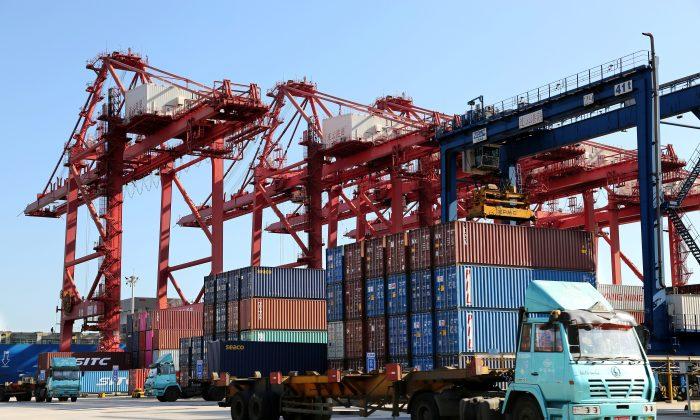 China’s July Exports Seen Falling Again, Import Slump to Deepen