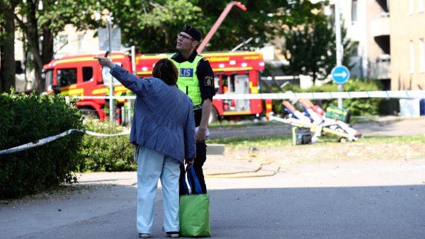 A police officer talks to a displaced resident after a block of flats was hit by an explosion in Linkoping, Sweden on June 7, 2019. (Jeppe Gustafsson/TT News Agency/via Reuters)
