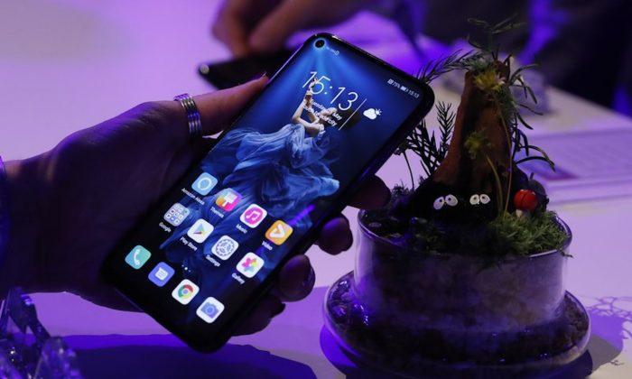 Facebook Stops Huawei From Pre-installing Apps on Phones