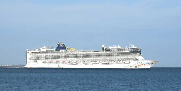 Norwegian Epic,in a stock photo, (Brian Burnell/Wikimedia Commons [CC BY-SA 3.0 (https://creativecommons.org/licenses/by-sa/3.0)])