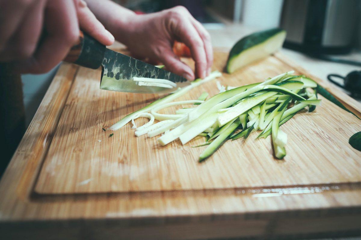 Cleaning chopping board also helps hepatitis A prevention at home. (Pixabay.com)