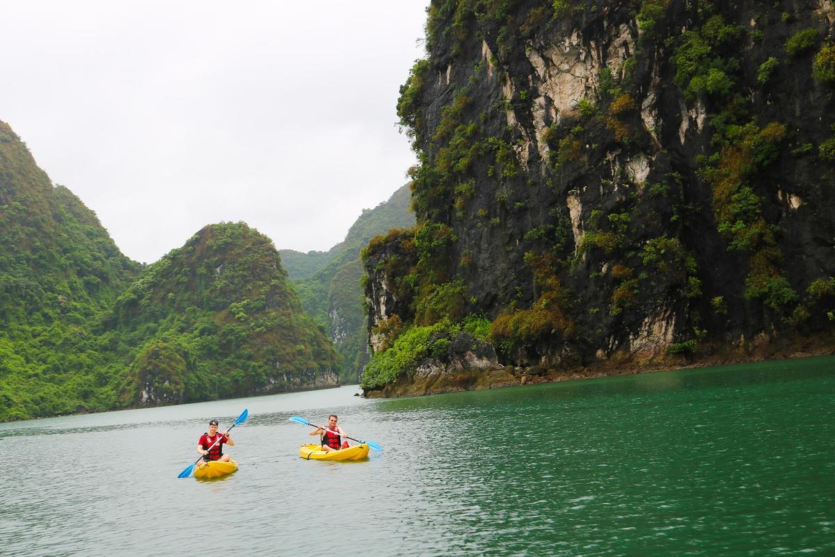 Kayaking in Halong Bay. (Bestpricevn.com)