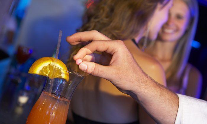 Barman Saves Woman From Being Drugged by Stranger With Simple Drink Trick