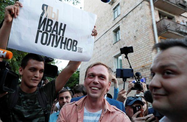 Russian journalist Ivan Golunov (C), who was freed from house arrest after police abruptly dropped drugs charges against him, meets with the media and supporters outside the office of criminal investigations in Moscow, Russia on June 11, 2019. (Shamil Zhumatov/Reuters)