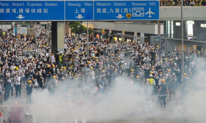US Senators Voice Support for Hong Kong Protesters, Many Condemn Police Violence