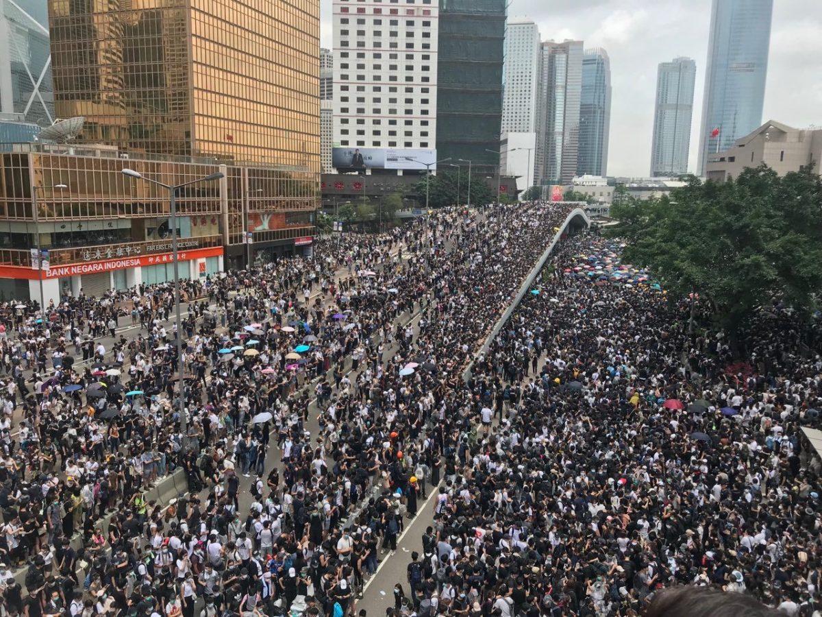 Protesters occupy Harcourt Road the government headquarters in Admiralty, Hong Kong, on June 12, 2019. (Lin Yi/The Epoch Times)