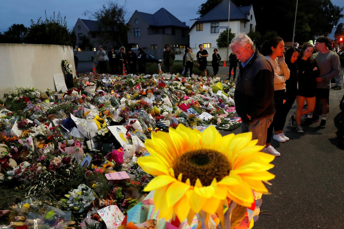 People visit a memorial site for victims of Christchurch mosque shooting, in front of the Masjid Al Noor mosque in Christchurch, New Zealand March 18, 2019. (Reuters/Jorge Silva)