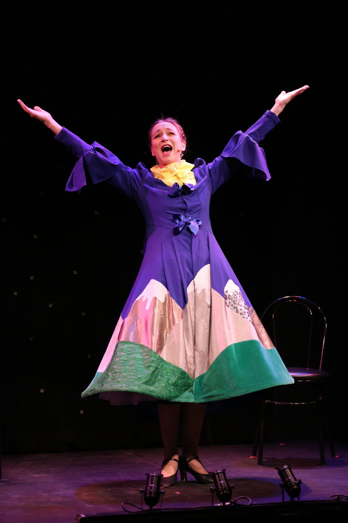 Sarah-Louise Young as Julie Andrews in “Julie Madly Deeply.” (Carol Rosegg)