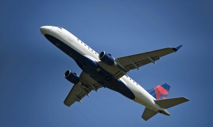 Woman Boards Delta Flight With No ID or Boarding Pass, Passenger Claims