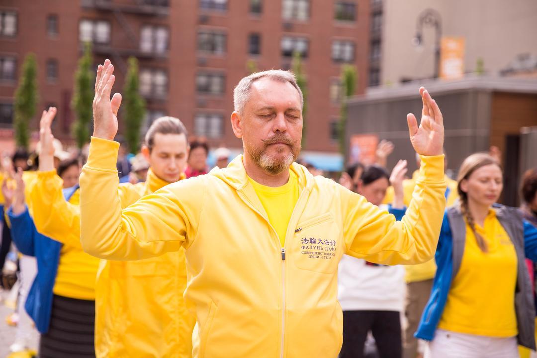 Falun Gong practitioners gathered at Union Square, New York, on May 11, 2017, to practice the exercises as part of the celebration for the 18th Falun Dafa Day. (©<a href="http://en.minghui.org/html/articles/2017/5/13/163638p.html">Minghui</a>)