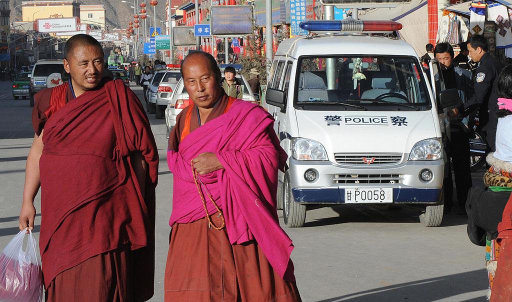 ©Getty Images | <a href="https://www.gettyimages.com/detail/news-photo/tibetan-buddhist-monks-walk-past-police-cars-near-the-news-photo/80228246">MARK RALSTON</a>