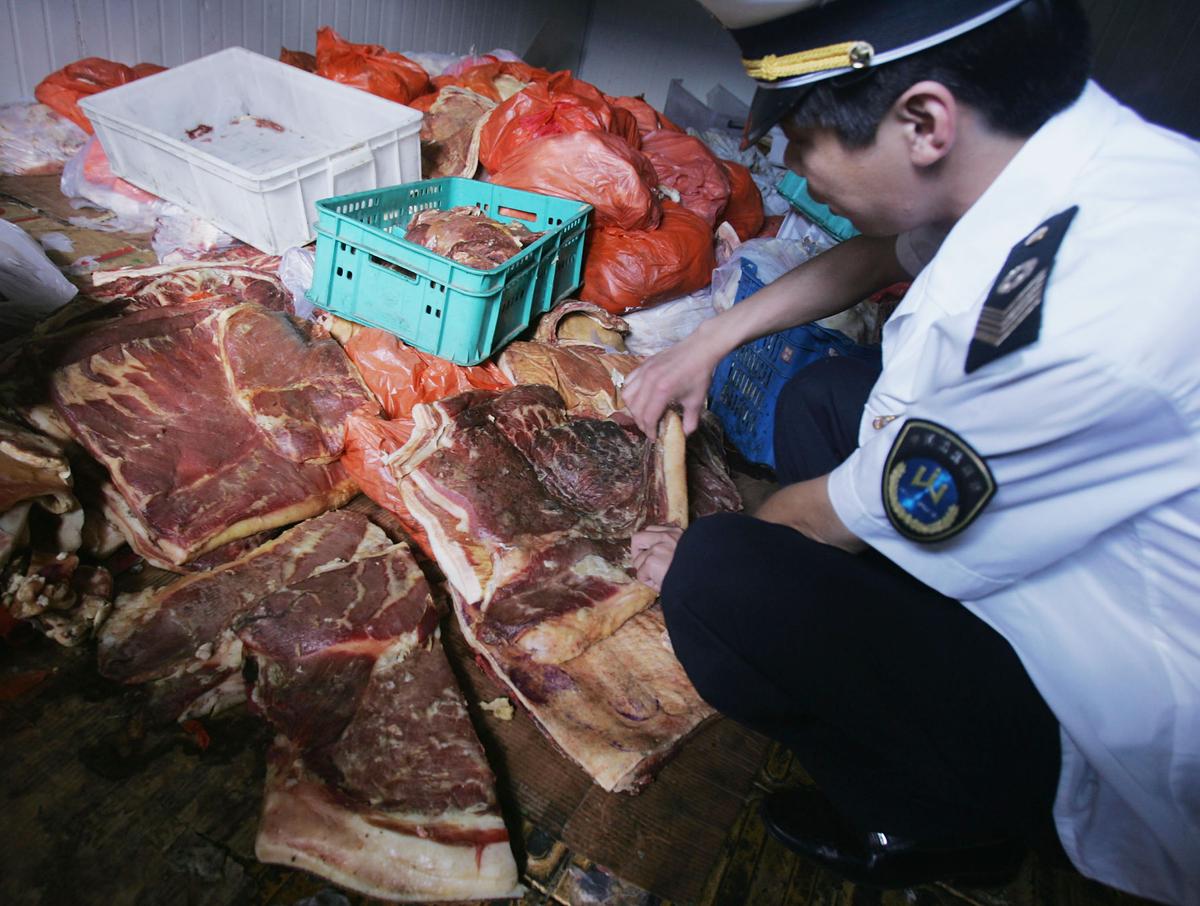 China has launched nationwide campaigns to inspect pig slaughtering and processing industry in the wake of the pig infection. According to the Ministry of Health, the death toll in Sichuan Province's pig-borne disease has risen to 31 with 27 in critical condition. (©Getty Images | <a href="https://www.gettyimages.com/detail/news-photo/an-officer-with-the-beijing-health-supervision-institute-news-photo/53298340?adppopup=true">China Photos</a>)