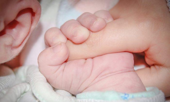 Newborn twins stun the whole room after birth