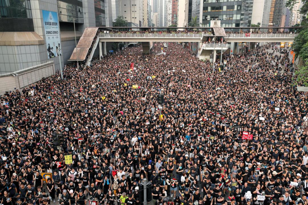 ‘Sea of Black’ Hong Kong Protesters Demand Leader Step Down