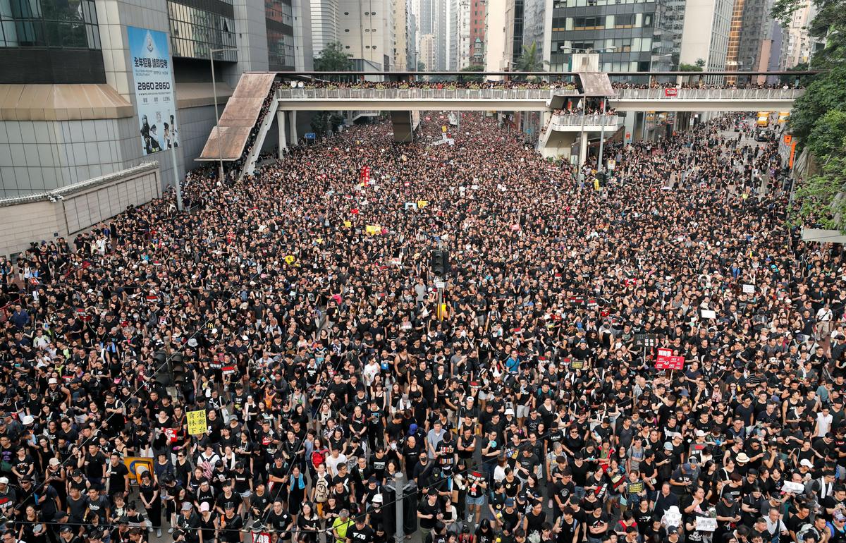 ‘Sea of Black’ Hong Kong Protesters Demand Leader Step Down