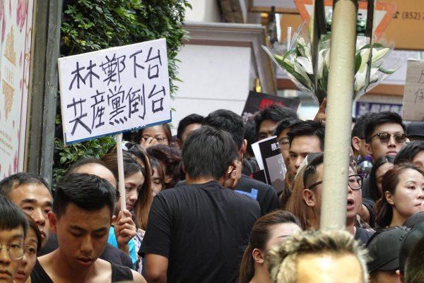 One Hong Kong protester holds a sign that reads “Carrie Lam Steps Down. [Chinese] Communist Party Falls” on June 16, 2019. (Yu Gang/The Epoch Times)