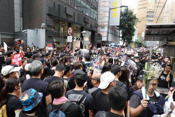People try to join the march at F exit of Causeway Bay Station, Hong Kong, on June 16, 2019. (Cui Haiyu/The Epoch Times)
