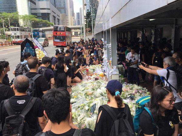 Protesters pay tribute at the Pacific Place Mall where a protester died from falling off scaffolding on June 16, 2019. (Sun Qingtian/The Epoch Times)