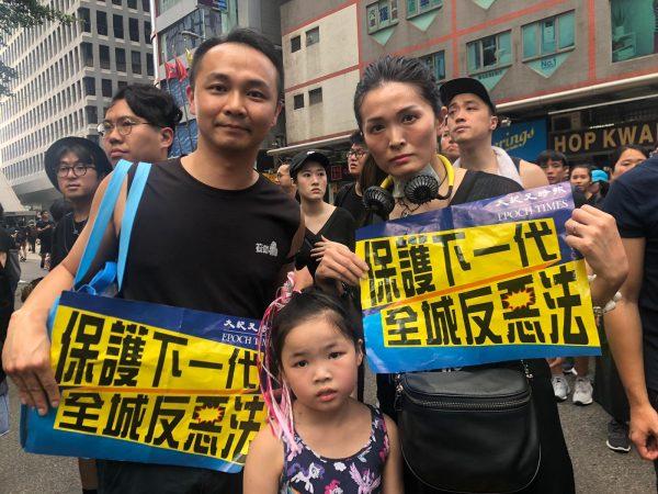 Protesters gather on Hong Kong streets to demand the full withdrawal of the extradition bill on June 16, 2019. (Yu Gang/The Epoch Times)