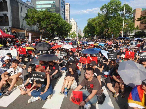 Protesters at a rally in Taipei, Taiwan, in support of protest against the proposed extradition bill in Hong Kong on June 16, 2019. (Wu Min-zhou/The Epoch Times)