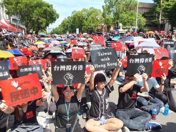 Protesters at a rally in Taipei in support of a protest against the proposed extradition bill in Hong Kong, China, on June 16, 2019. (Wu Min-zhou/The Epoch Times)