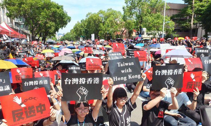 In Taiwan, Over 10,000 People Attend Rally to Support Hong Kong Protest Against Extradition Bill