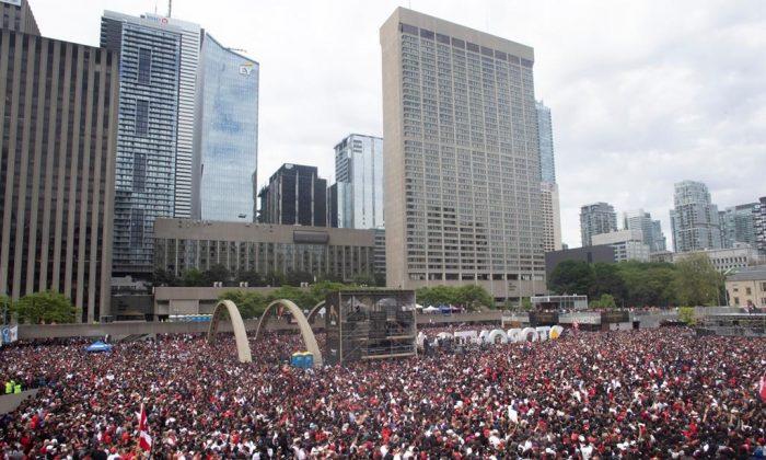 Huge Crowds Gathering in Downtown Toronto for Raptors Parade, Rally