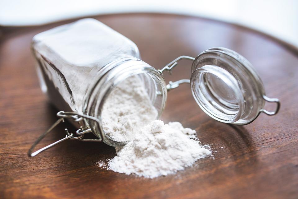 Stock image of flour. (Kaboompics/Pixabay)