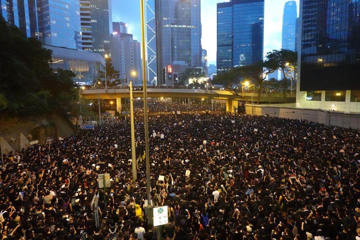In the evening of June 16, thousands of Hongkongers gathered at Admiralty to ask the city government leader, Chief Executive Carrie Lam, to withdraw the extradition bill and resign. (Gang Yu/The Epoch Times)