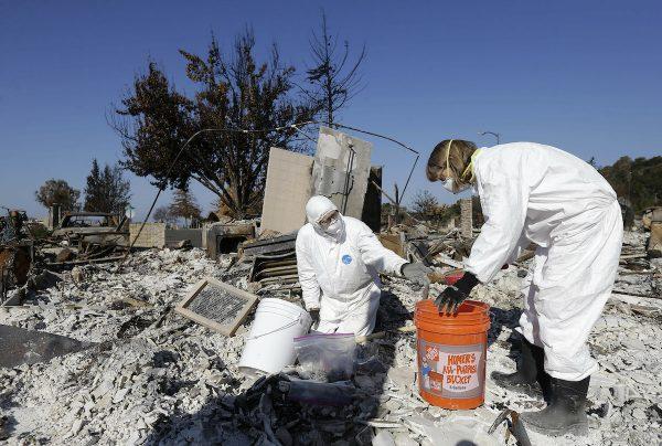David Rust (L), and his wife Shelly search through the remains of their home destroyed by wildfires in Santa Rosa, Calif., on Oct. 31, 2017. (Jeff Chiu/AP Photo)