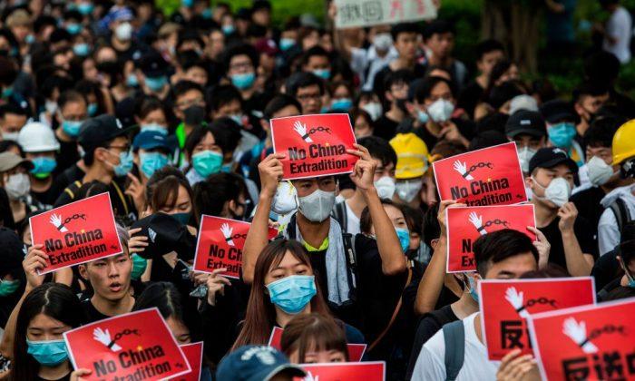 Second Hong Kong Protester Falls to Death, Leaves Message Opposing Extradition Bill