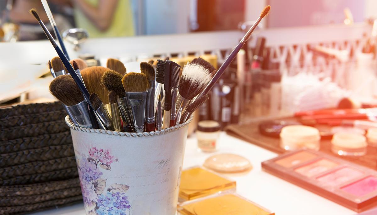 Woman Divorced After 44-Year Marriage Undergoes Amazing Transformation From the Makeover Guy