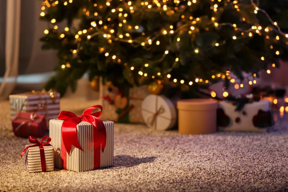 Illustration - Shutterstock | <a href="https://www.shutterstock.com/image-photo/beautiful-christmas-gift-boxes-on-floor-1165332937">Pixel-Shot</a>