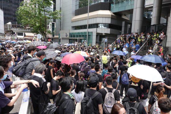 Protesters gather outside of the Hong Kong Police Headquarters in Wan Chai on June 21, 2019. (Yu Gang/The Epoch Times)
