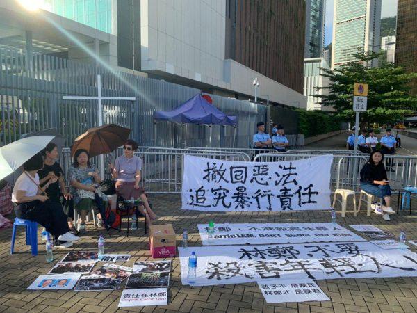 Banners calling for withdrawal of the extradition bill and Hong Kong leaders not to order the shooting of youngsters are displayed in Hong Kong on June 21, 2019. (Li Yi/The Epoch Times)