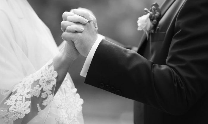 Wife Renews Vows With Husband in a Touching Ceremony Days Before He Passes Away