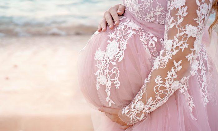 Mom’s Busy With Maternity Photoshoot , Then Photographer Asks Her to Turn Around