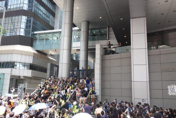 A police negotiator speaks into microphone outside of the Police Headquarters in Hong Kong on June 21, 2019. (Yu Gang/The Epoch Times)