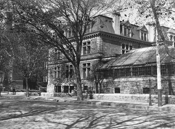 The Van Horne Mansion on Sherbrooke Street in Montreal circa 1900. It was demolished in 1973 to make way for a 16-storey concrete tower. Today, the Sofitel Montreal Golden Mile hotel stands at that spot. (Public Domain)
