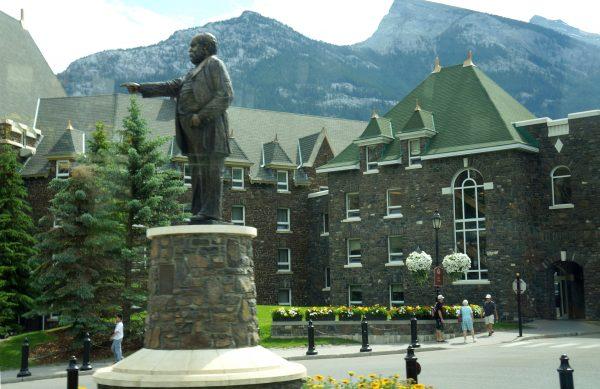 Statue of Sir William Van Horne on the grounds of the Banff Springs Hotel in Alberta, one of Canada’s grand railway hotels built by the Canadian Pacific Railway. (Xiao23/Public Domain)
