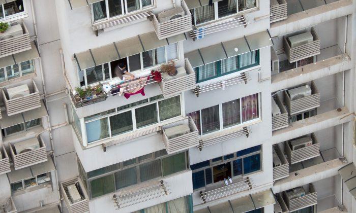 Father Hangs 10-Year-Old Daughter Off Fifth Floor Balcony, Police Take No Action